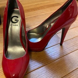 Red Guess patent pumps size: 7.5
